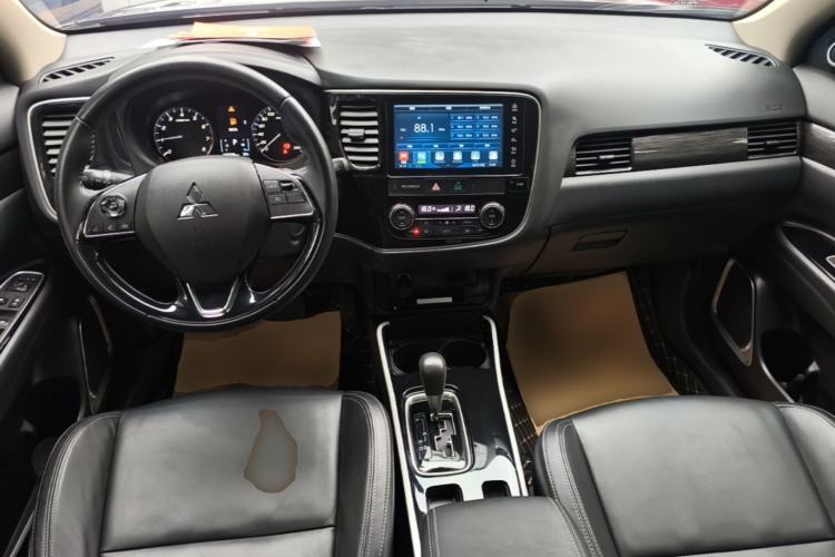 Used Mitsubishi Outlander 2019 2.0L Two-Wheel Drive Comfort Edition 5 Seats China VI Standard Center Console