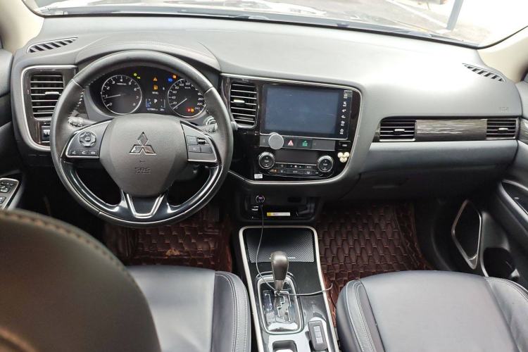 Used Mitsubishi Outlander 2019 2.0L Two-Wheel Drive Comfort Edition 5 Seats China VI Standard Center Console