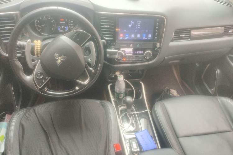 Used Mitsubishi Outlander 2019 2.4L Two-Wheel Drive ZhiXing Version 5 Seats China V Emission Standard Center Console