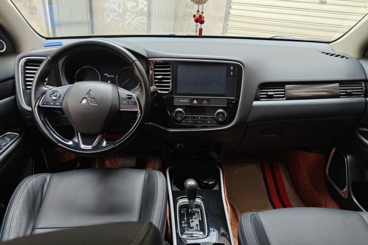 Used Mitsubishi Outlander 2019 2.0L Two-Wheel Drive Comfort Edition 7 Seats China V Emission Standard Center Console