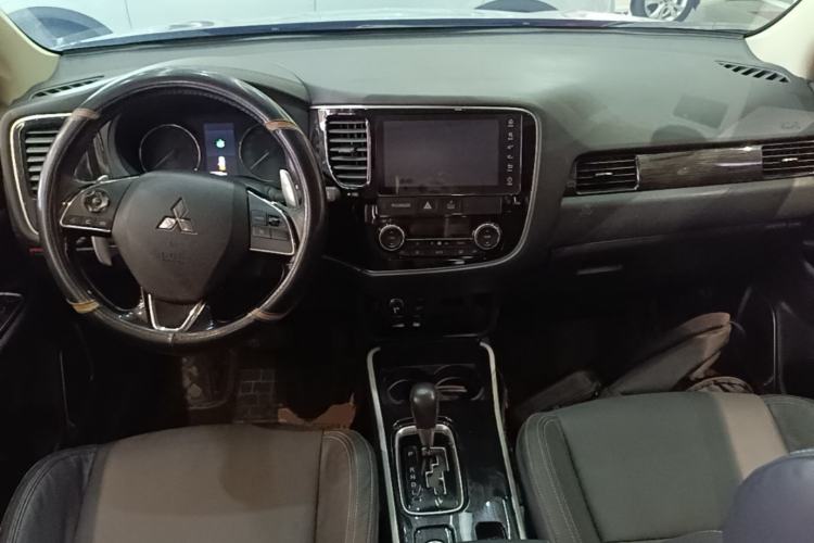 Used Mitsubishi Outlander 2019 2.4L 4x4 Zhi Xiang Edition 5 Seats China V Emission Standard Center Console