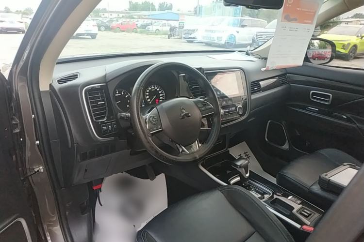 Used Mitsubishi Outlander 2019 2.0L Two-Wheel Drive Comfort Edition 7-Seater China VI Standard Center Console