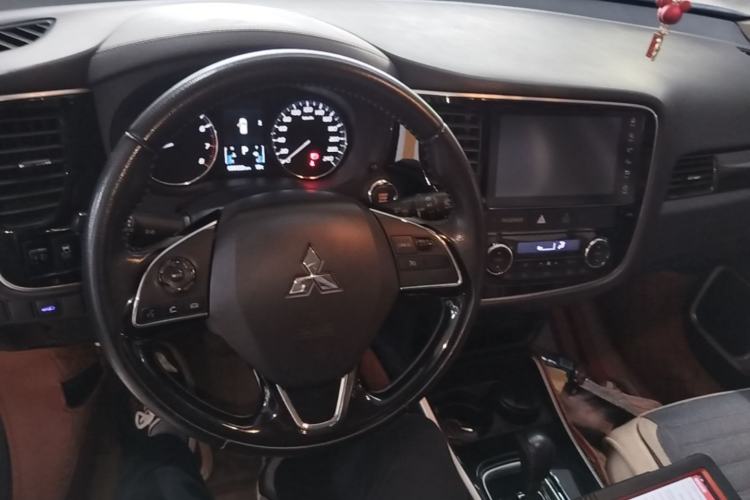 Used Mitsubishi Outlander 2019 2.0L Two-Wheel Drive Comfort Edition 7 Seats China V Emission Standard Center Console