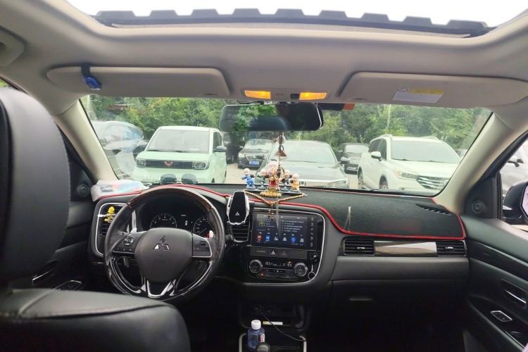 Used Mitsubishi Outlander 2019 2.4L 4x4 Zhi Xiang Edition 5 Seats China VI Standard Center Console