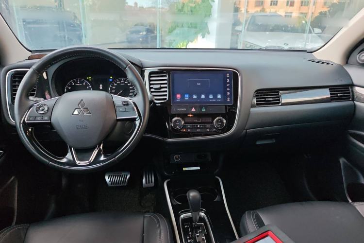 Used Mitsubishi Outlander 2019 2.0L Two-Wheel Drive Comfort Edition 5 Seats China VI Standard Center Console