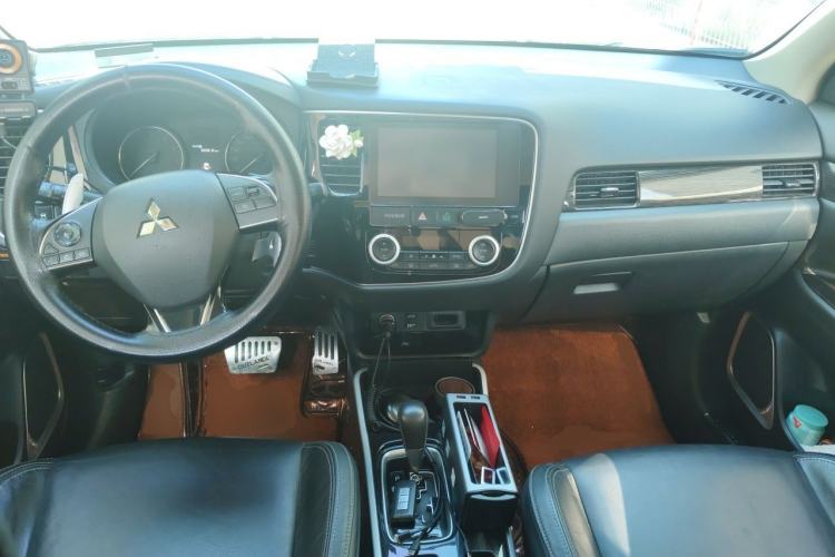 Used Mitsubishi Outlander 2019 2.4L 4x4 Zhi Xiang Edition 7 Seats China V Emission Standard Center Console