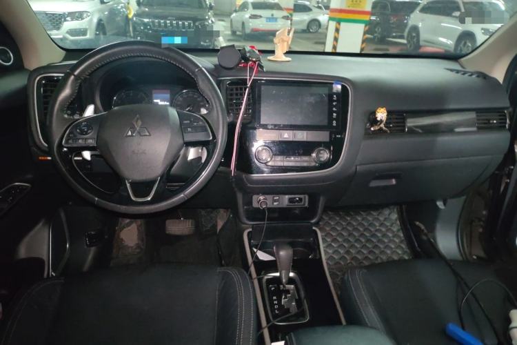 Used Mitsubishi Outlander 2019 2.4L 4x4 Zhi Xiang Edition 7 Seats China V Emission Standard Center Console