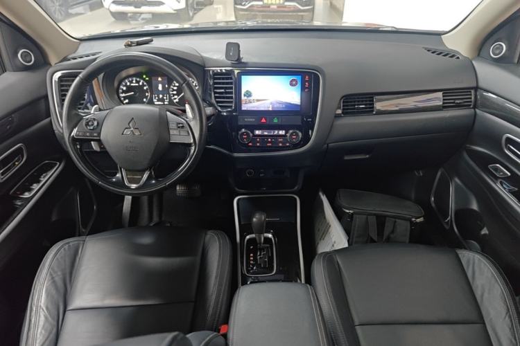 Used Mitsubishi Outlander 2019 2.4L Two-Wheel Drive ZhiXing Version 5 Seats China V Emission Standard Center Console