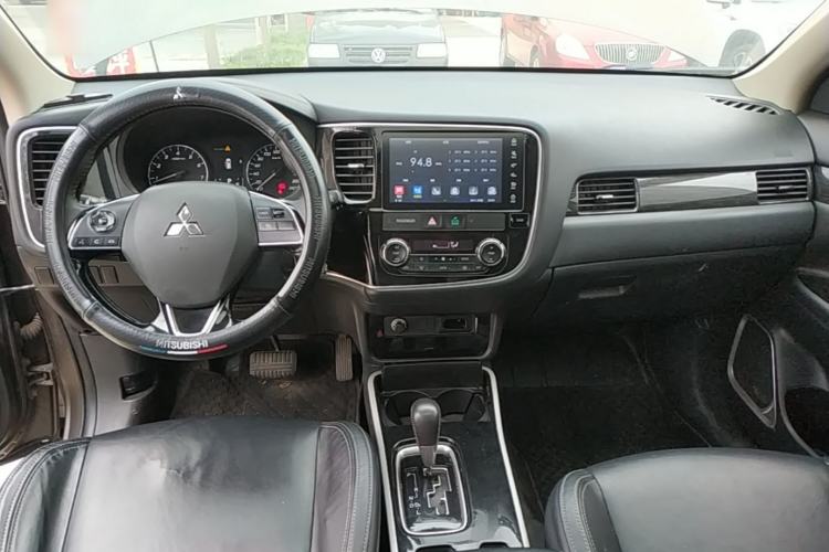 Used Mitsubishi Outlander 2019 2.0L Two-Wheel Drive Comfort Edition 5 Seats China V Standard Center Console