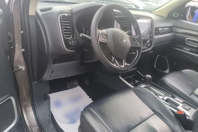 Used Mitsubishi Outlander 2019 2.0L Two-Wheel Drive Comfort Edition 7-Seater China VI Standard Center Console