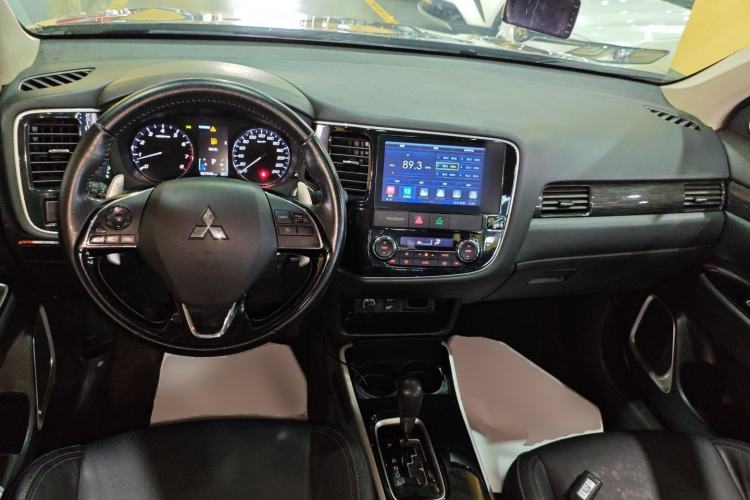 Used Mitsubishi Outlander 2019 2.4L 4x4 Zhi Xiang Edition 7 Seats China VI Standard Center Console
