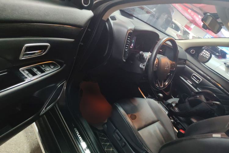 Used Mitsubishi Outlander 2019 2.4L 4x4 Zhi Xiang Edition 7 Seats China V Emission Standard Driver Seat
