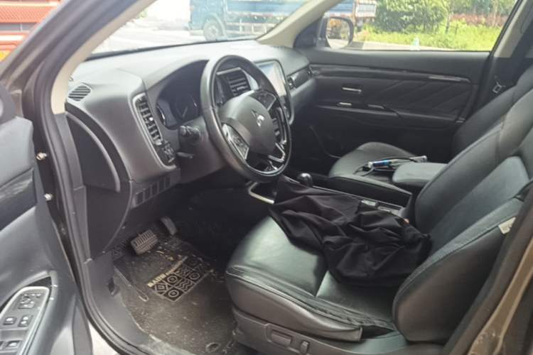 Used Mitsubishi Outlander 2019 2.0L Two-Wheel Drive Comfort Edition 5 Seats China V Standard Driver Seat
