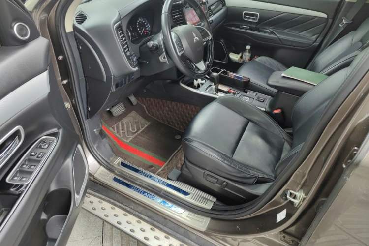 Used Mitsubishi Outlander 2019 2.4L 4x4 Zhi Xiang Edition 7 Seats China VI Standard Driver Seat