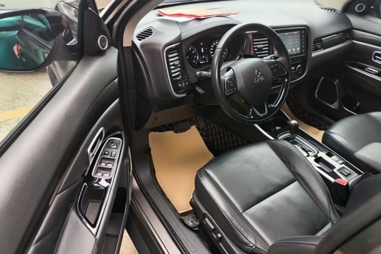 Used Mitsubishi Outlander 2019 2.0L Two-Wheel Drive Comfort Edition 5 Seats China VI Standard Driver Seat