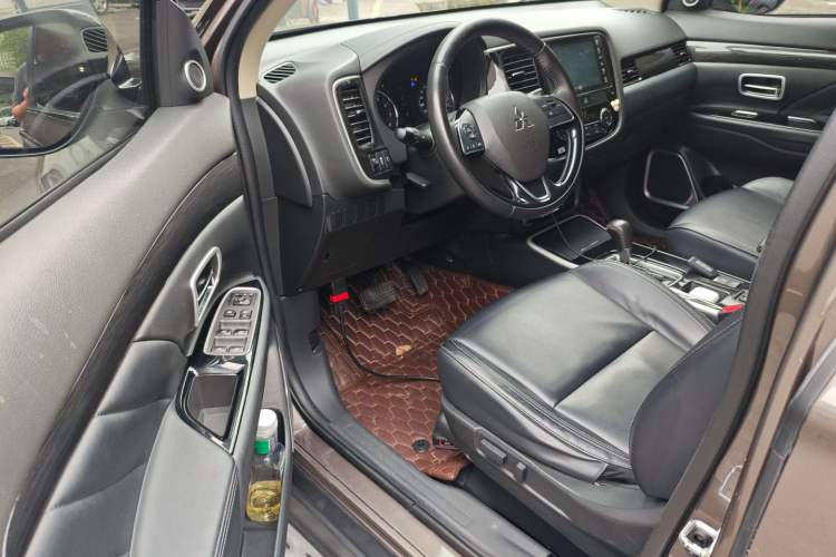 Used Mitsubishi Outlander 2019 2.0L Two-Wheel Drive Comfort Edition 5 Seats China VI Standard Driver Seat