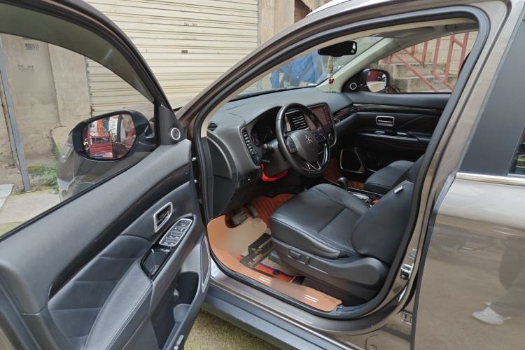 Used Mitsubishi Outlander 2019 2.0L Two-Wheel Drive Comfort Edition 7 Seats China V Emission Standard Driver Seat
