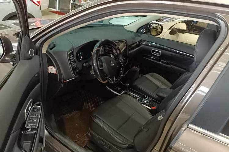 Used Mitsubishi Outlander 2019 2.4L 4x4 Zhi Xiang Edition 5 Seats China V Emission Standard Driver Seat