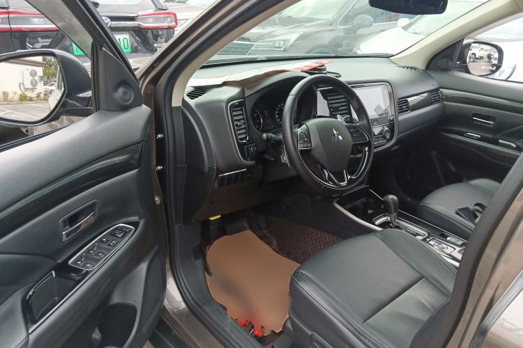 Used Mitsubishi Outlander 2019 2.4L 4x4 Zhi Xiang Edition 7 Seats China V Emission Standard Driver Seat