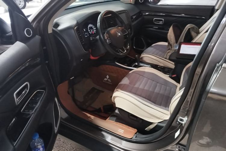 Used Mitsubishi Outlander 2019 2.0L Two-Wheel Drive Comfort Edition 7 Seats China V Emission Standard Driver Seat