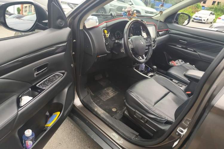 Used Mitsubishi Outlander 2019 2.4L 4x4 Zhi Xiang Edition 5 Seats China VI Standard Driver Seat