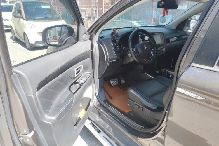 Used Mitsubishi Outlander 2019 2.4L 4x4 Zhi Xiang Edition 7 Seats China V Emission Standard Driver Seat