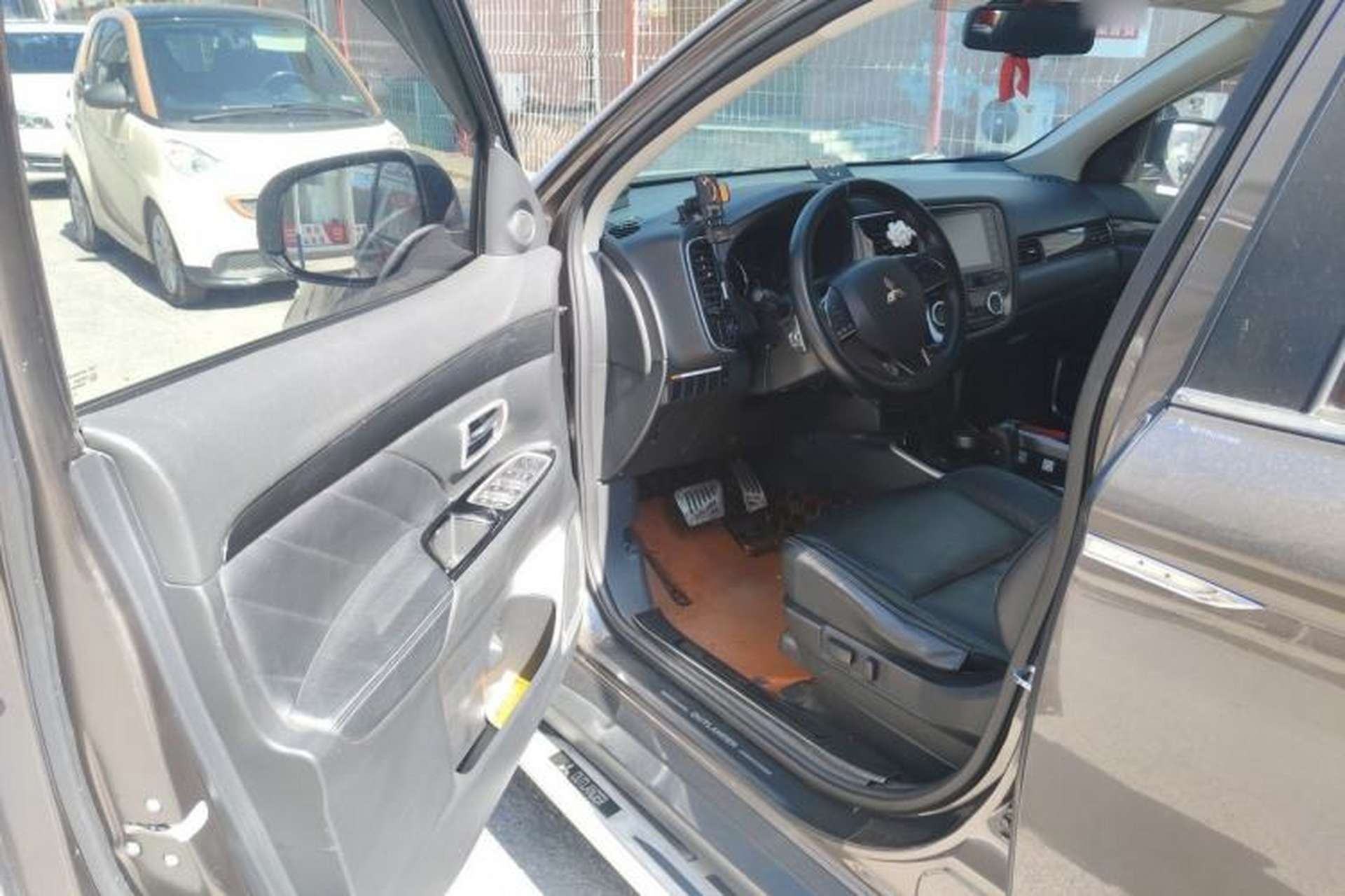 Used Mitsubishi Outlander 2019 2.4L 4x4 Zhi Xiang Edition 7 Seats China V Emission Standard Driver Seat