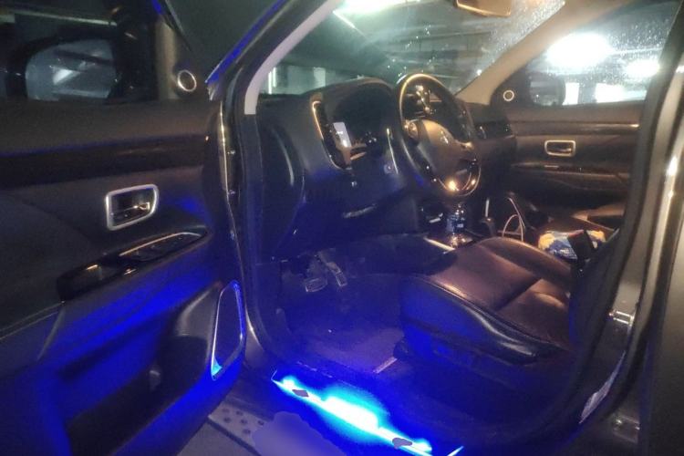 Used Mitsubishi Outlander 2019 2.4L 4x4 Zhi Xiang Edition 7 Seats China VI Standard Driver Seat