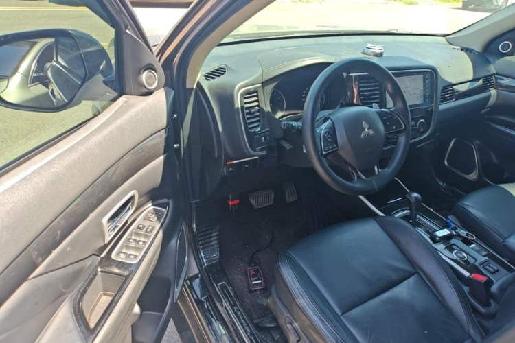 Used Mitsubishi Outlander 2019 2.4L Four-Wheel Drive Flagship Version 7 Seats China V Emission Standard Driver Seat
