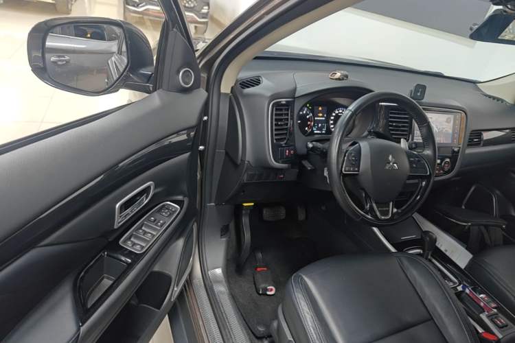 Used Mitsubishi Outlander 2019 2.4L Two-Wheel Drive ZhiXing Version 5 Seats China V Emission Standard Driver Seat