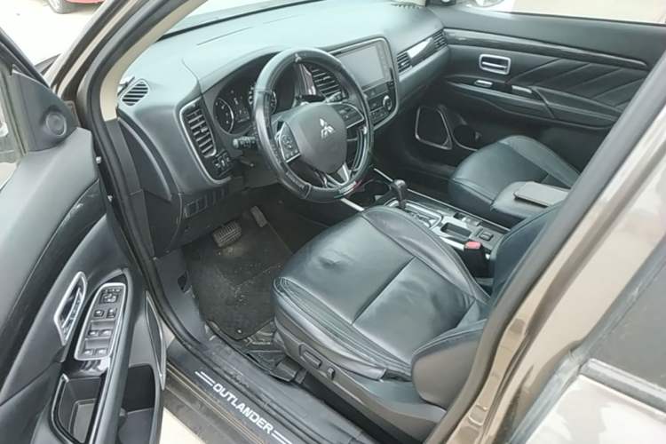 Used Mitsubishi Outlander 2019 2.0L Two-Wheel Drive Comfort Edition 5 Seats China V Standard Driver Seat