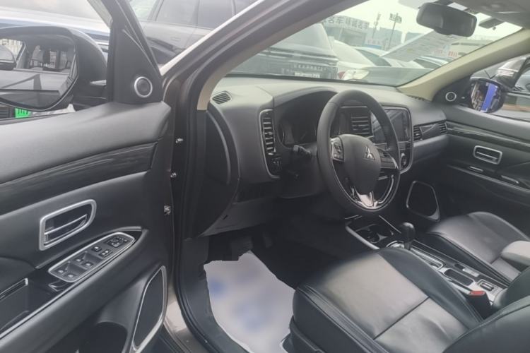 Used Mitsubishi Outlander 2019 2.0L Two-Wheel Drive Comfort Edition 7-Seater China VI Standard Driver Seat