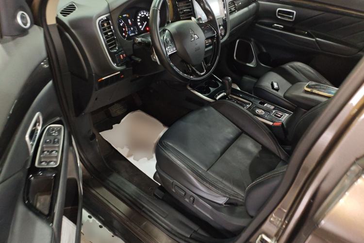 Used Mitsubishi Outlander 2019 2.4L 4x4 Zhi Xiang Edition 7 Seats China VI Standard Driver Seat