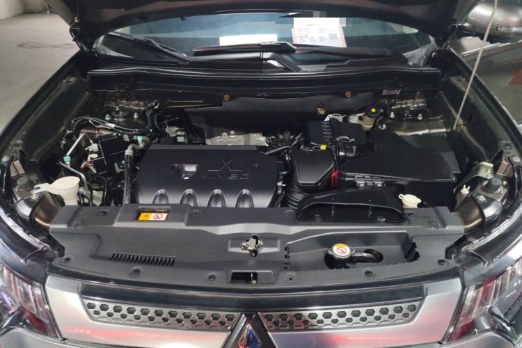 Used Mitsubishi Outlander 2019 2.4L 4x4 Zhi Xiang Edition 7 Seats China V Emission Standard Engine Bay