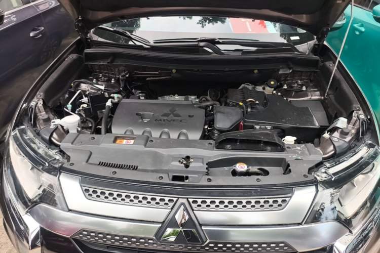 Used Mitsubishi Outlander 2019 2.0L Two-Wheel Drive Comfort Edition 5 Seats China VI Standard Engine Bay