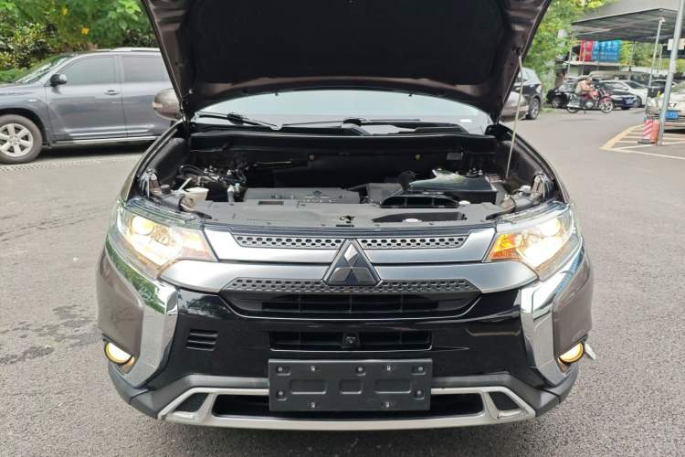 Used Mitsubishi Outlander 2019 2.0L Two-Wheel Drive Comfort Edition 5 Seats China VI Standard Engine Bay
