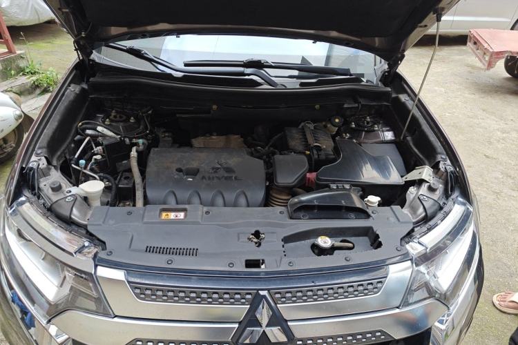 Used Mitsubishi Outlander 2019 2.0L Two-Wheel Drive Comfort Edition 7 Seats China V Emission Standard Engine Bay