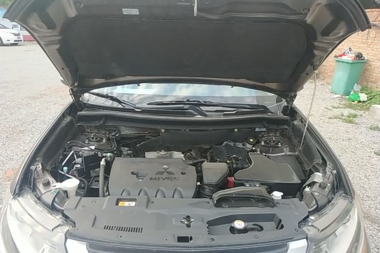 Used Mitsubishi Outlander 2019 2.0L Two-Wheel Drive Comfort Edition 7-Seater China VI Standard Engine Bay