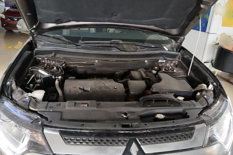 Used Mitsubishi Outlander 2019 2.0L Two-Wheel Drive Comfort Edition 7 Seats China V Emission Standard Engine Bay