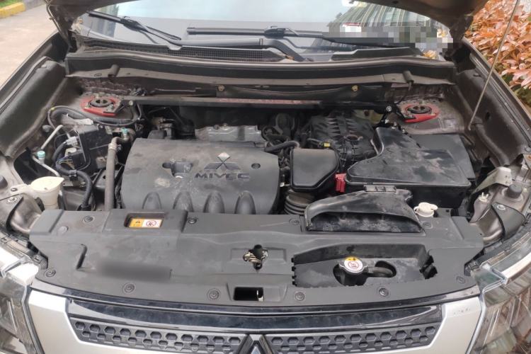 Used Mitsubishi Outlander 2019 2.4L 4x4 Zhi Xiang Edition 7 Seats China V Emission Standard Engine Bay