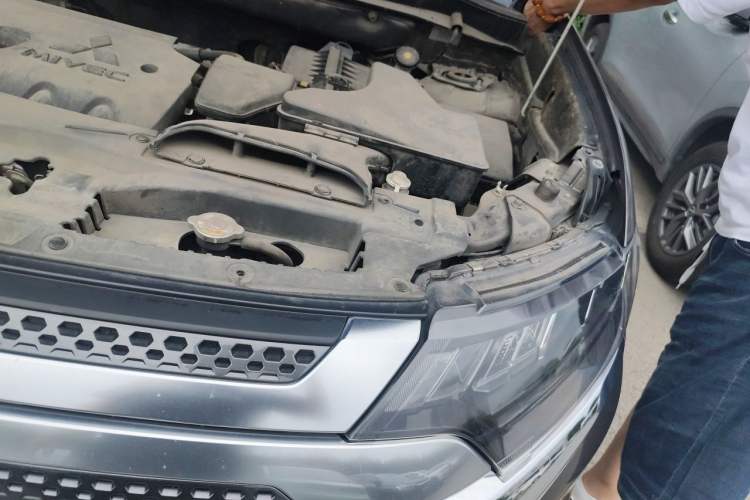 Used Mitsubishi Outlander 2019 2.4L 4x4 Zhi Xiang Edition 5 Seats China VI Standard Engine Bay Left