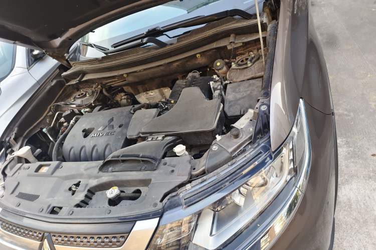 Used Mitsubishi Outlander 2019 2.0L Two-Wheel Drive Comfort Edition 5 Seats China VI Standard Engine Bay Left