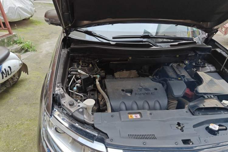Used Mitsubishi Outlander 2019 2.0L Two-Wheel Drive Comfort Edition 7 Seats China V Emission Standard Engine Bay Right