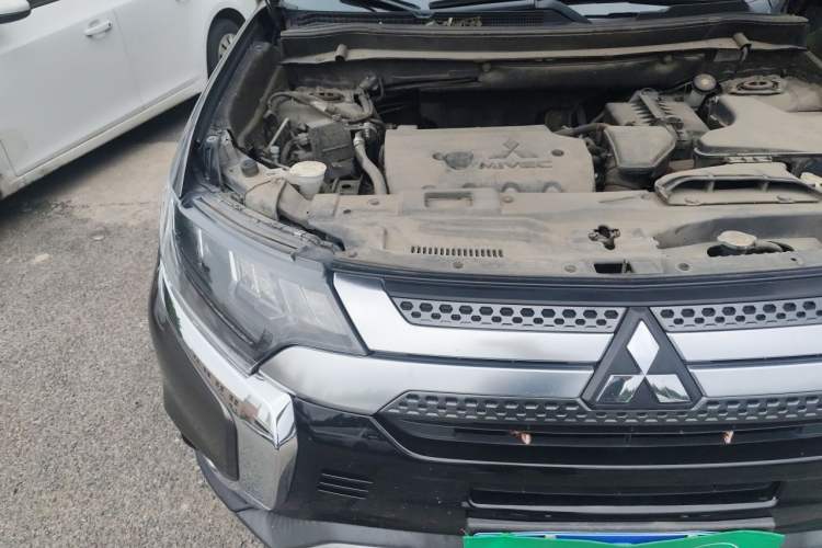Used Mitsubishi Outlander 2019 2.4L 4x4 Zhi Xiang Edition 5 Seats China VI Standard Engine Bay Right