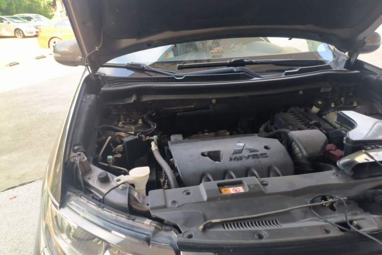 Used Mitsubishi Outlander 2019 2.0L Two-Wheel Drive Comfort Edition 5 Seats China V Standard Engine Bay Right
