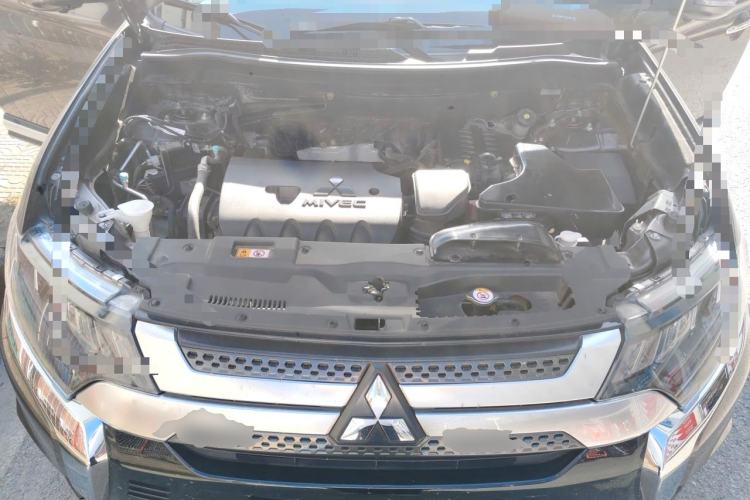 Used Mitsubishi Outlander 2019 2.4L 4x4 Zhi Xiang Edition 7 Seats China V Emission Standard Engine Bay