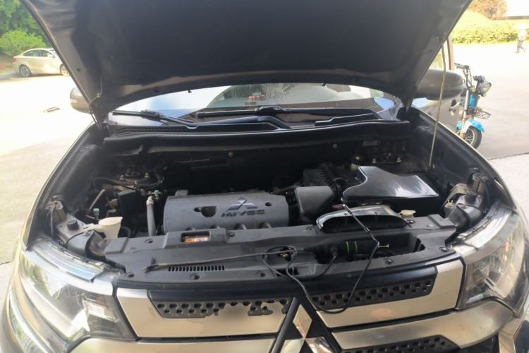 Used Mitsubishi Outlander 2019 2.0L Two-Wheel Drive Comfort Edition 5 Seats China V Standard Engine Bay