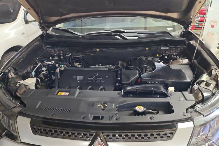 Used Mitsubishi Outlander 2019 2.4L 4x4 Zhi Xiang Edition 5 Seats China VI Standard Engine Bay