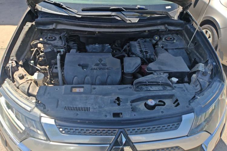 Used Mitsubishi Outlander 2019 2.4L Four-Wheel Drive Flagship Version 7 Seats China V Emission Standard Engine Bay