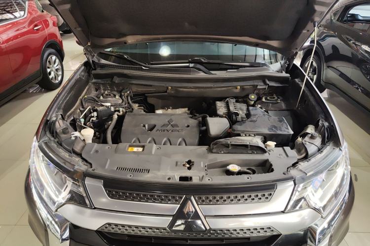 Used Mitsubishi Outlander 2019 2.0L Two-Wheel Drive Comfort Edition 7 Seats China V Emission Standard Engine Bay